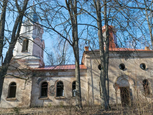 Mavi Gökyüzüne Karşı Güzel Beyaz Bir Kilisenin Bulunduğu Manzara Kilise — Stok fotoğraf