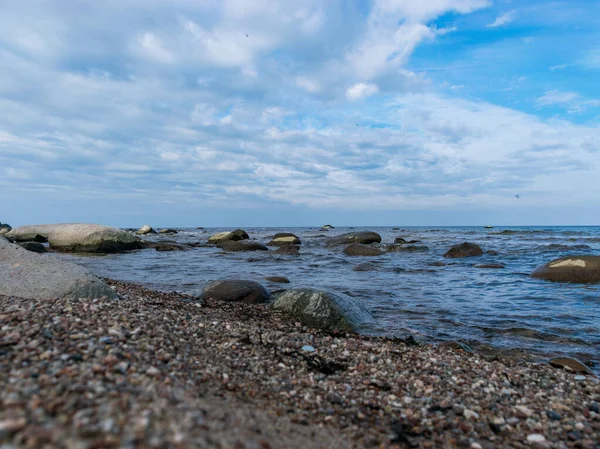 Güzel Deniz Manzarası Güzel Bulutlar Bir Sürü Kaya Deniz Kenarında — Stok fotoğraf