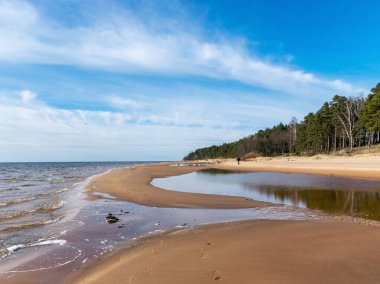 Güneşli bir bahar gününde deniz manzarası, kumlu deniz kıyıları, Vidzeme kıyıları, Letonya