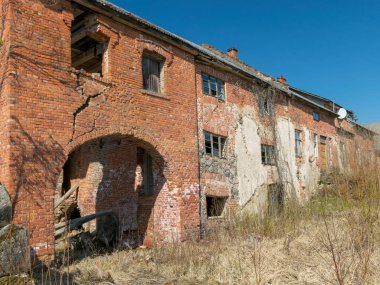 Eski değirmenlerden parçalar, çökmüş binalar, Perles değirmeni, Druviena, Letonya