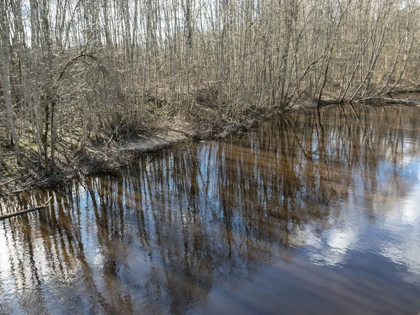 Pohled Řeku Mostu Řeka Začátku Jara Modrá Obloha Odrazy Vodě — Stock fotografie