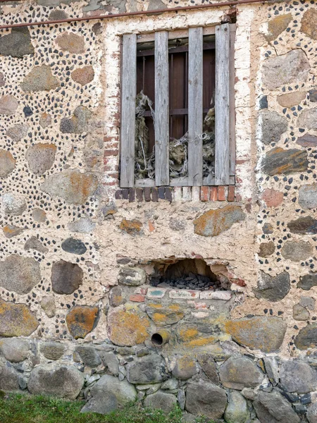 Bild Mit Holzfenster Einer Steinmauer — Stockfoto