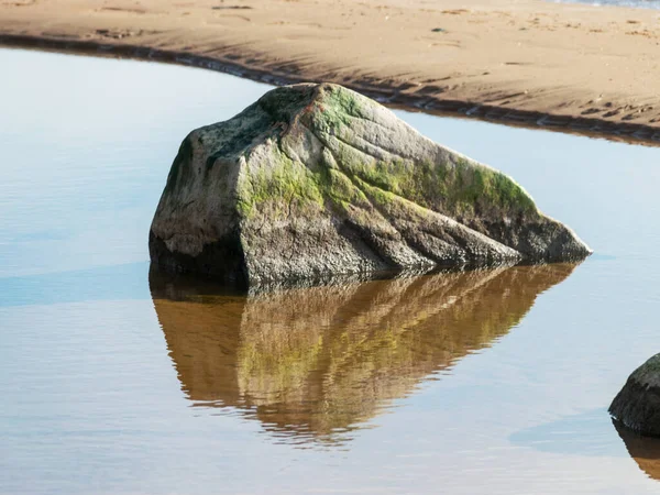 Mar Costa Rocas Grandes Rocas Una Orilla Arenosa Sobre Telón — Foto de Stock