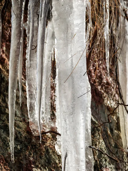 Foto Mit Weißen Eiszapfen Den Roten Lehmwänden Frühlingslandschaft Der Küste — Stockfoto