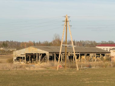 Terk edilmiş bir bina, geniş bir tarlada, ilkbahar tarlasında ve eski bir Sovyet binasında..