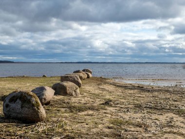 Göl kıyısındaki taşlar, Burtnieki Gölü, Letonya