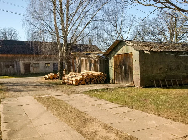 Foto Met Boerderijschuur Geprepareerd Brandhout Voor Winter Een Eenvoudige Binnenplaats — Stockfoto