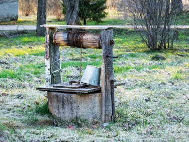 Bahçedeki eski bir kuyunun resmi.