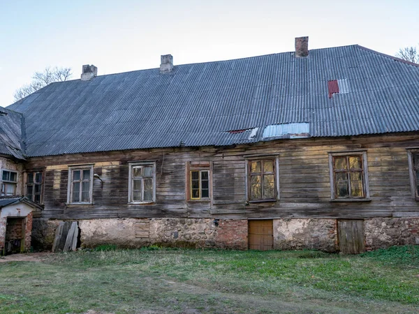 Gammal Herrgård Omgiven Träd Delvis Bebodd Gammal Augstroze Herrgård Limbazi — Stockfoto