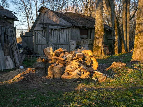 Widok Prostego Podwórka Starej Drewnianej Stodoły Przygotowanego Drewna Zimę — Zdjęcie stockowe