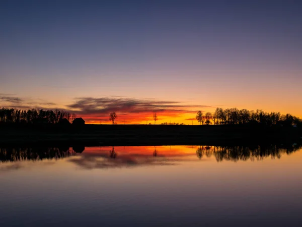Όμορφο Ηλιοβασίλεμα Δίπλα Στη Λίμνη Φωτεινά Χρώματα Αντανακλάσεις Του Ουρανού — Φωτογραφία Αρχείου