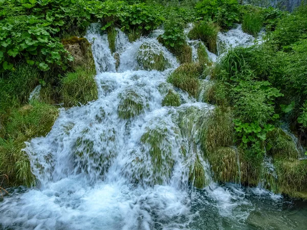 Gyönyörű Vízesések Patakok Kristálytiszta Víz Plitvicei Tavak Nemzeti Parkban Horvátország — Stock Fotó