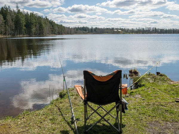 Paesaggio Primaverile Con Lago Bellissimi Riflessi Nuvolosi Accessori Pesca Sulla — Foto Stock