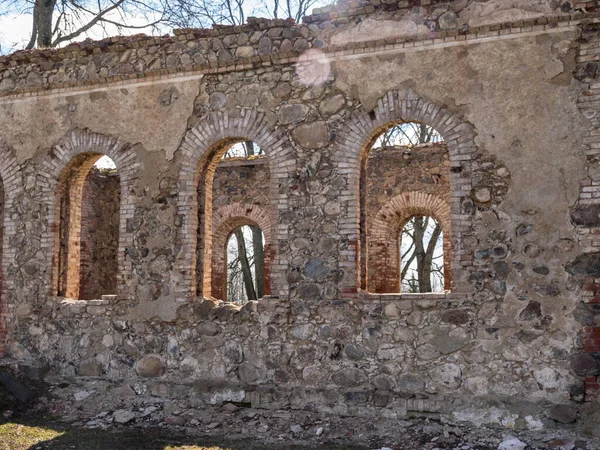 美しい放棄された教会の遺跡 アーチ型の窓 石の壁 屋根のない建物 Vilkene正教会の遺跡 ラトビアの風景 — ストック写真