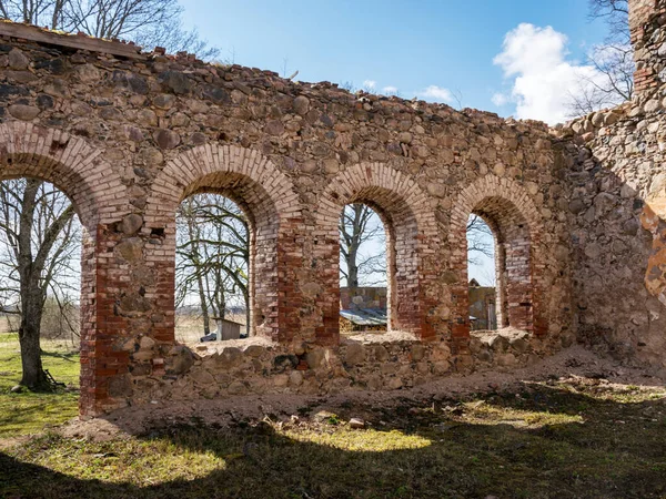 Landschaft Mit Schönen Verlassenen Kirchenruinen Gewölbten Fenstern Steinmauern Gebäude Ohne — Stockfoto