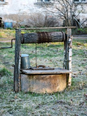 Bahçedeki eski bir kuyunun resmi.