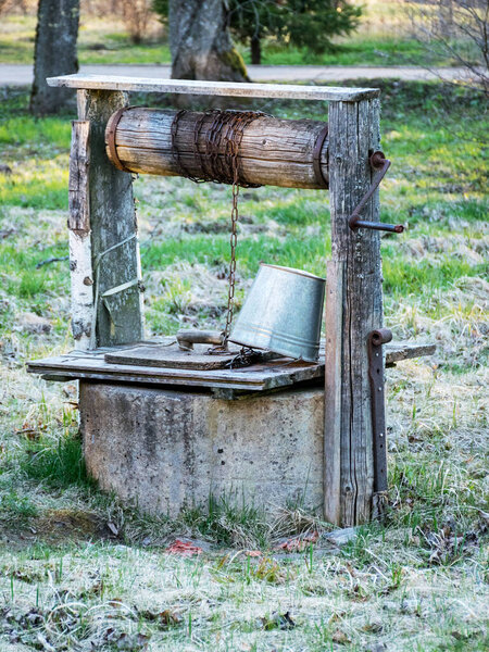 Изображение старого колодца во дворе
