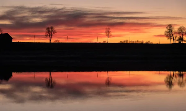 Piękny Zachód Słońca Nad Jeziorem Jasne Kolory Odbicia Nieba Wodzie — Zdjęcie stockowe