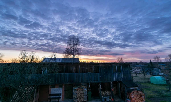 Mooie Kleurrijke Hemel Bij Zonsondergang Tegen Achtergrond Van Het Huis — Stockfoto