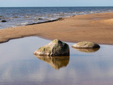 Güneşli bir bahar gününde deniz manzarası, kumlu deniz kıyıları, kıyıda kayalar, Vidzeme kıyıları, Letonya