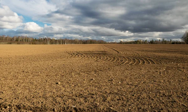 Taze ekilmiş tarlalar, güzel gökyüzü ve bulutlar, bahar.