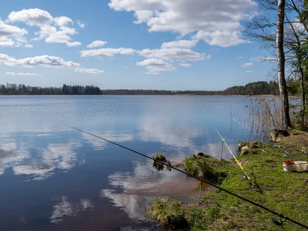 Paisaje Primavera Con Lago Hermosos Reflejos Nubes Accesorios Pesca Orilla —  Fotos de Stock