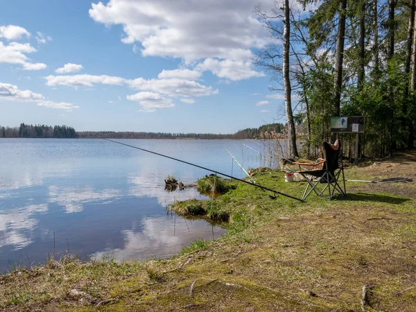 Paisaje Primavera Con Lago Hermosos Reflejos Nubes Accesorios Pesca Orilla —  Fotos de Stock