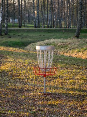 Parkta golf arabası olan bir bahar manzarası, sabah huş ağacı koruluğu.