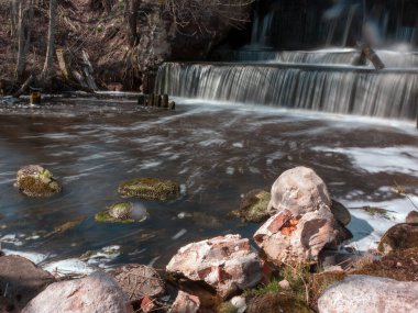 Değirmen barajından akan suyun renkli görüntüsü