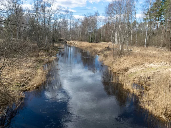 Liten Flod Tidigt Våren Blå Himmel Och Reflektioner Vattnet Soligt — Stockfoto