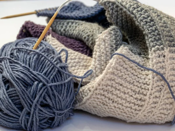 Yün sarısı örgü iğnesi, yün dokuma, yün yumağı, örgü örülmüş süveter parçaları.