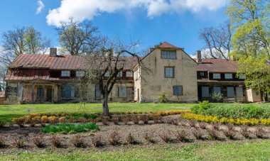 güzel güneşli bahar manzarası malikanesi, Liepa malikanesinin eski malikanesi, Liepas bölgesi, Priekuli bölgesi, Letonya