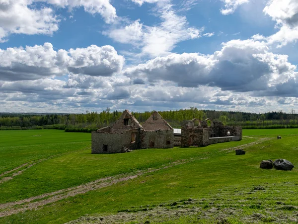 Frühlingslandschaft Mit Den Ruinen Eines Alten Gebäudes Einem Grünen Feld — Stockfoto