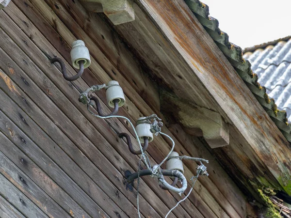 Obraz Drutami Elektrycznymi Detal Starej Drewnianej Stodoły Fragment Drewnianego Dachu — Zdjęcie stockowe