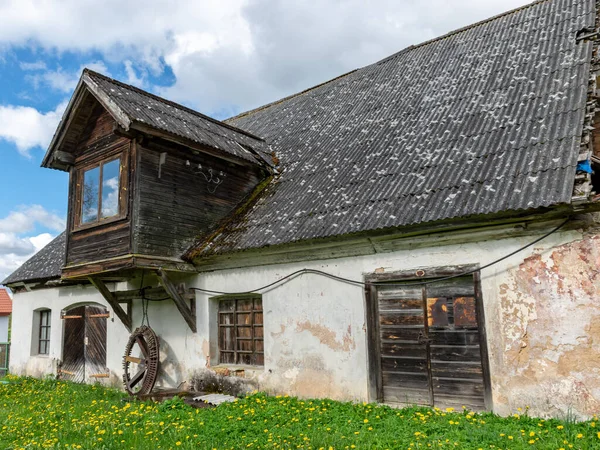 Paisaje Con Una Casa Campo Tradicional Simple Hermosa Época Primavera —  Fotos de Stock