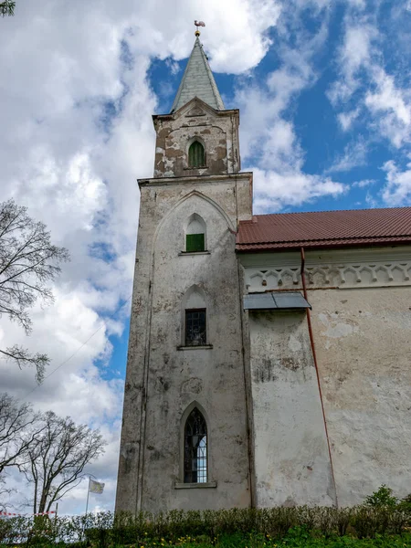 Imagen Una Torre Iglesia Luterana Blanca Contra Cielo — Foto de Stock