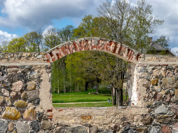 Frühlingslandschaft Mit Einer Alten Steinmauer Und Gewölbten Fenstern Die Ruinen — Stockfoto