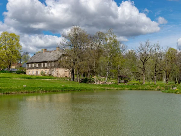 Paisaje Primavera Con Pequeño Estanque Edificios Antiguos Orilla Magníficas Nubes —  Fotos de Stock