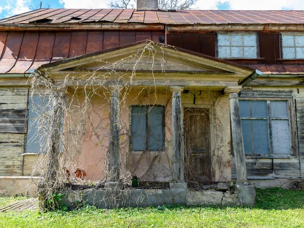 güzel güneşli bahar manzarası malikanesi, Liepa malikanesinin eski malikanesi, Liepas bölgesi, Priekuli bölgesi, Letonya