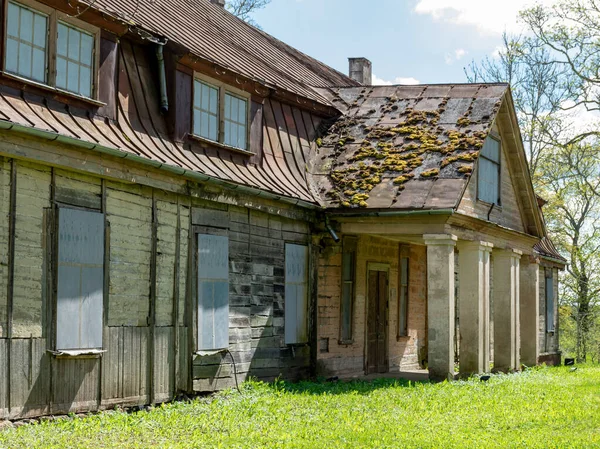 Güzel Güneşli Bahar Manzarası Malikanesi Liepa Malikanesinin Eski Malikanesi Liepas — Stok fotoğraf