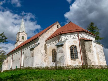 Bahar manzaralı güzel bir taş bina, Trikata Kilisesi, Letonya yakınlarındaki Pazar okulu.