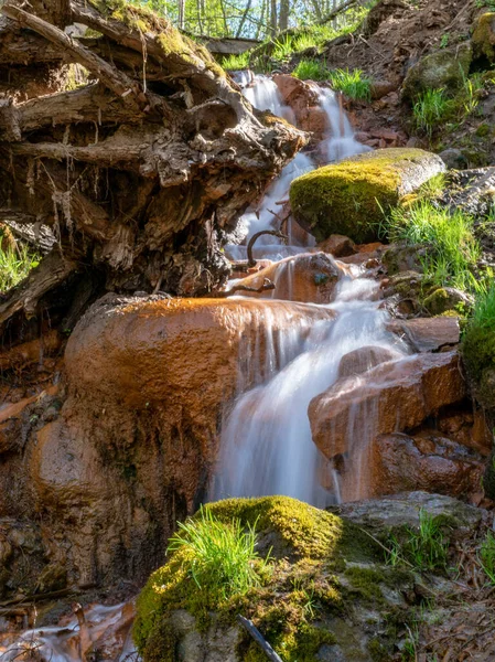 Misteriosa Larga Exposición Con Cascada Río Primavera Piedras Musgo Verde —  Fotos de Stock