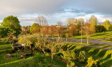 Akşam ışığında renkli ağaçlarla güzel renkli bir manzara, küçük bir köy manzarası.