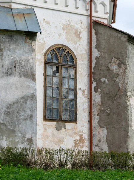 Fotografia Łukowatymi Oknami Białej Ścianie Kościoła — Zdjęcie stockowe