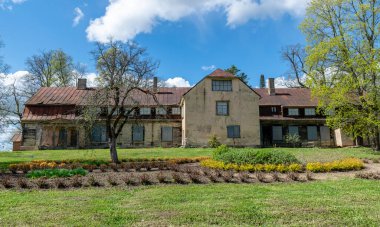 güzel güneşli bahar manzarası malikanesi, Liepa malikanesinin eski malikanesi, Liepas bölgesi, Priekuli bölgesi, Letonya