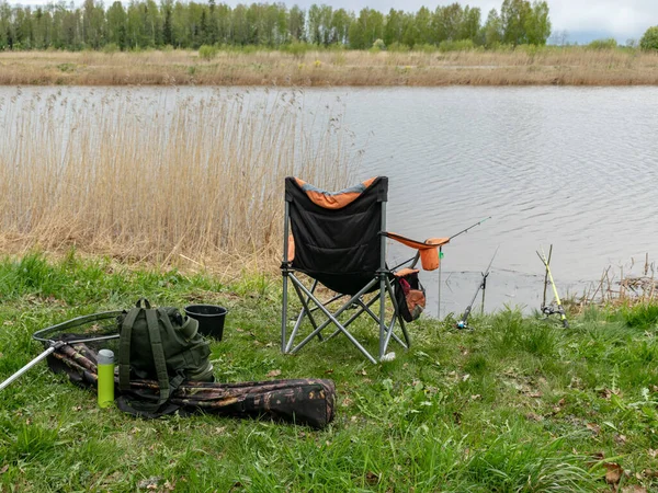 Bela Paisagem Lago Com Uma Cadeira Pesca Acessórios Pesca Costa — Fotografia de Stock