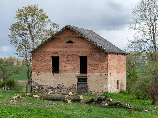 Lente Landschap Met Een Oud Verlaten Huis Met Lege Ramen — Stockfoto