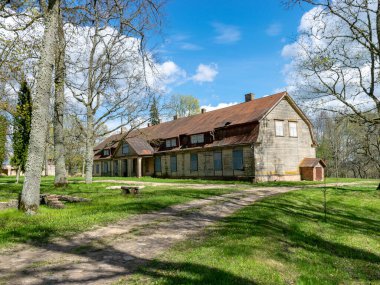 güzel güneşli bahar manzarası malikanesi, Liepa malikanesinin eski malikanesi, Liepas bölgesi, Priekuli bölgesi, Letonya