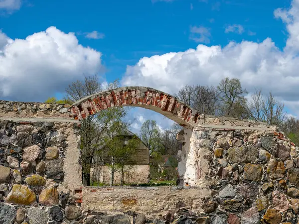 Frühlingslandschaft Mit Einer Alten Steinmauer Und Gewölbten Fenstern Die Ruinen — Stockfoto