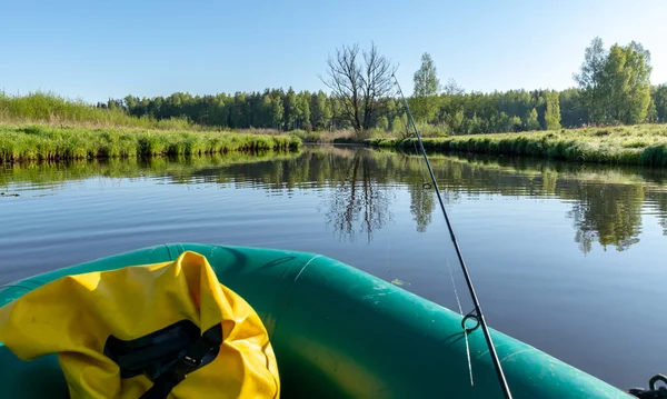 从绿色渔民的橡皮艇上眺望河流 平静的河水在岸边反射 绿油油的植被在岸边 — 图库照片
